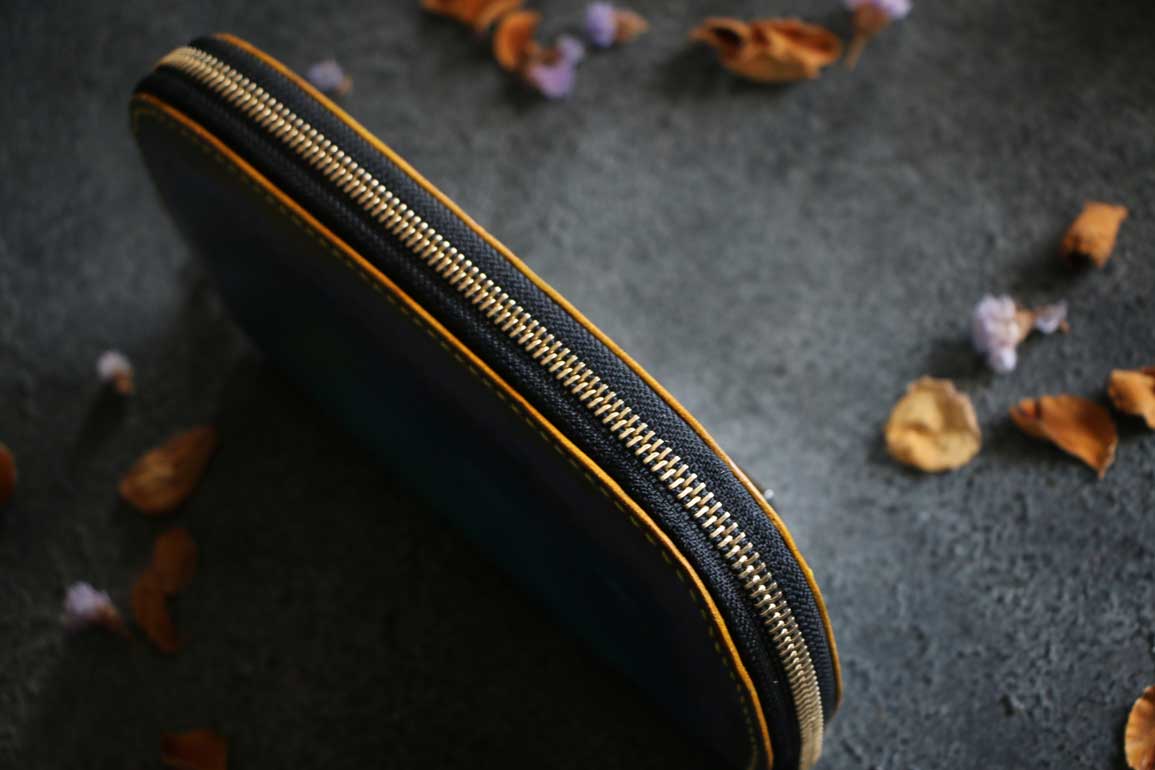 イエローストーンのようなレザーラウンドファスナーウォレット