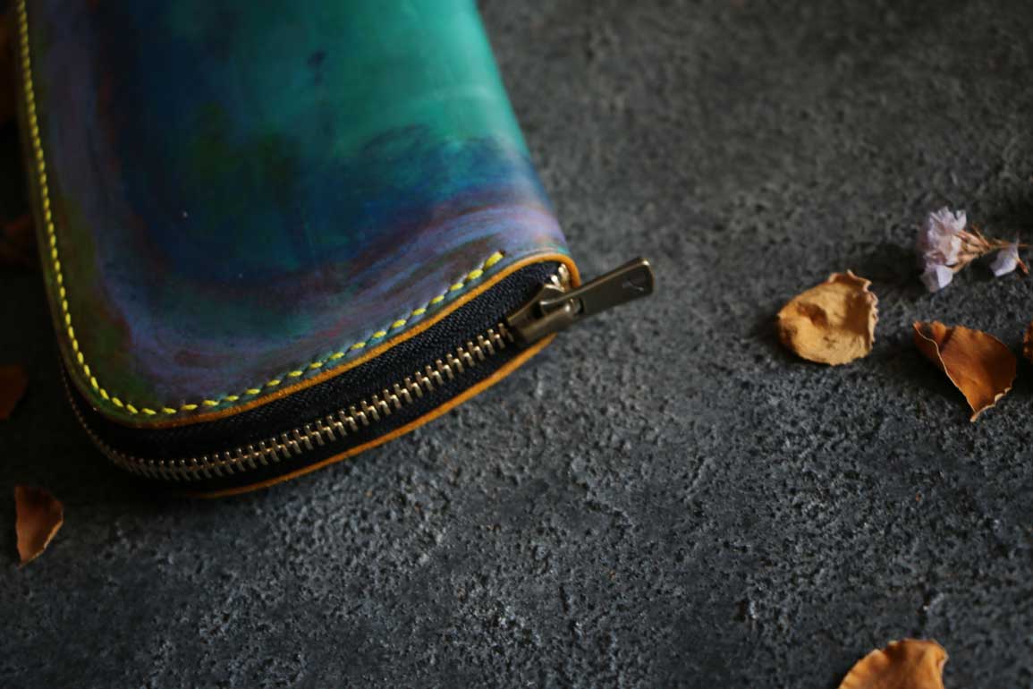 イエローストーンのようなレザーラウンドファスナーウォレット