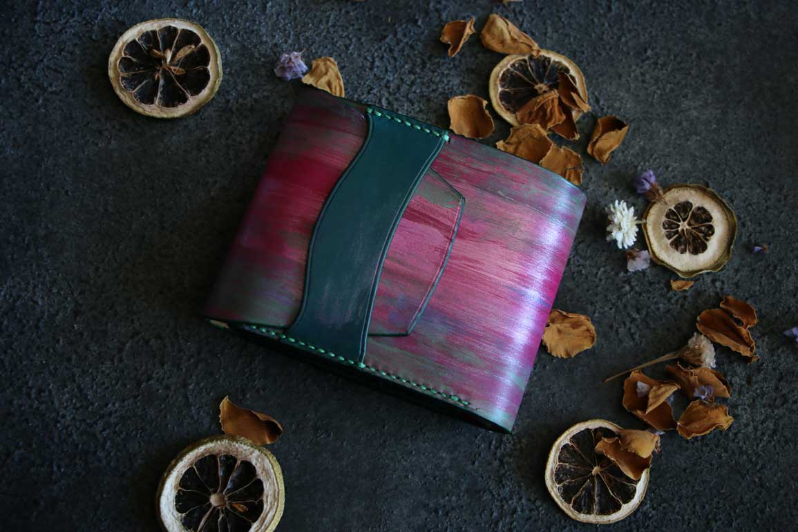 ピンクカラー革財布