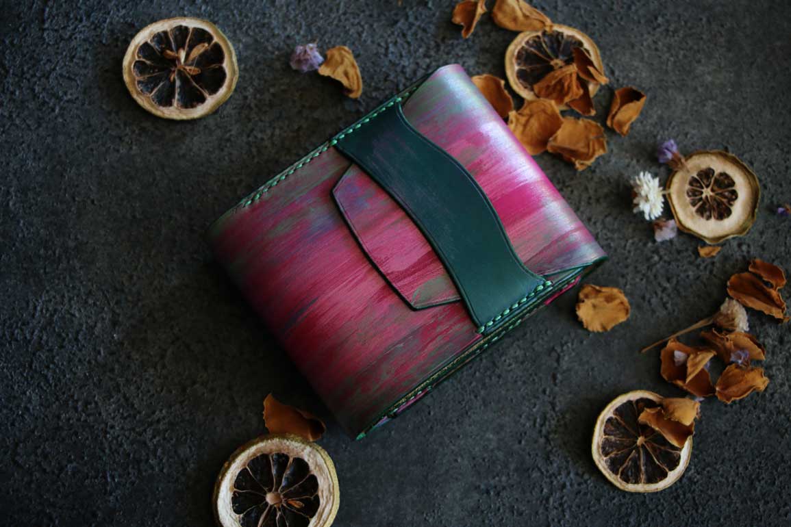 ピンクカラー革財布