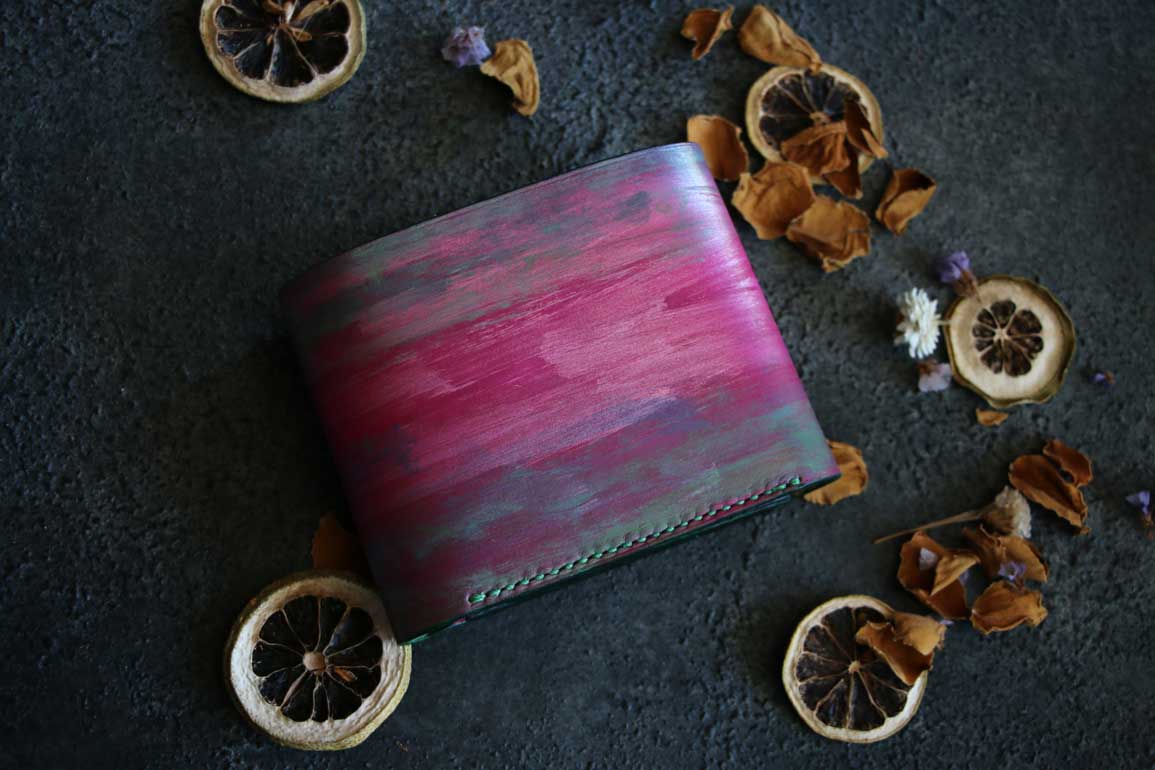 ピンクカラー革財布