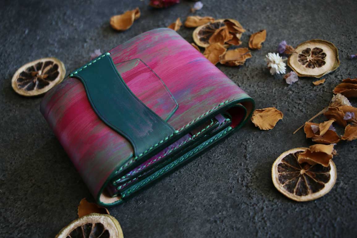 ピンクカラー革財布