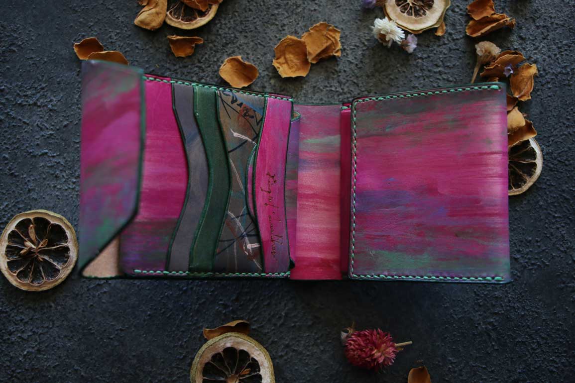 ピンクカラー革財布