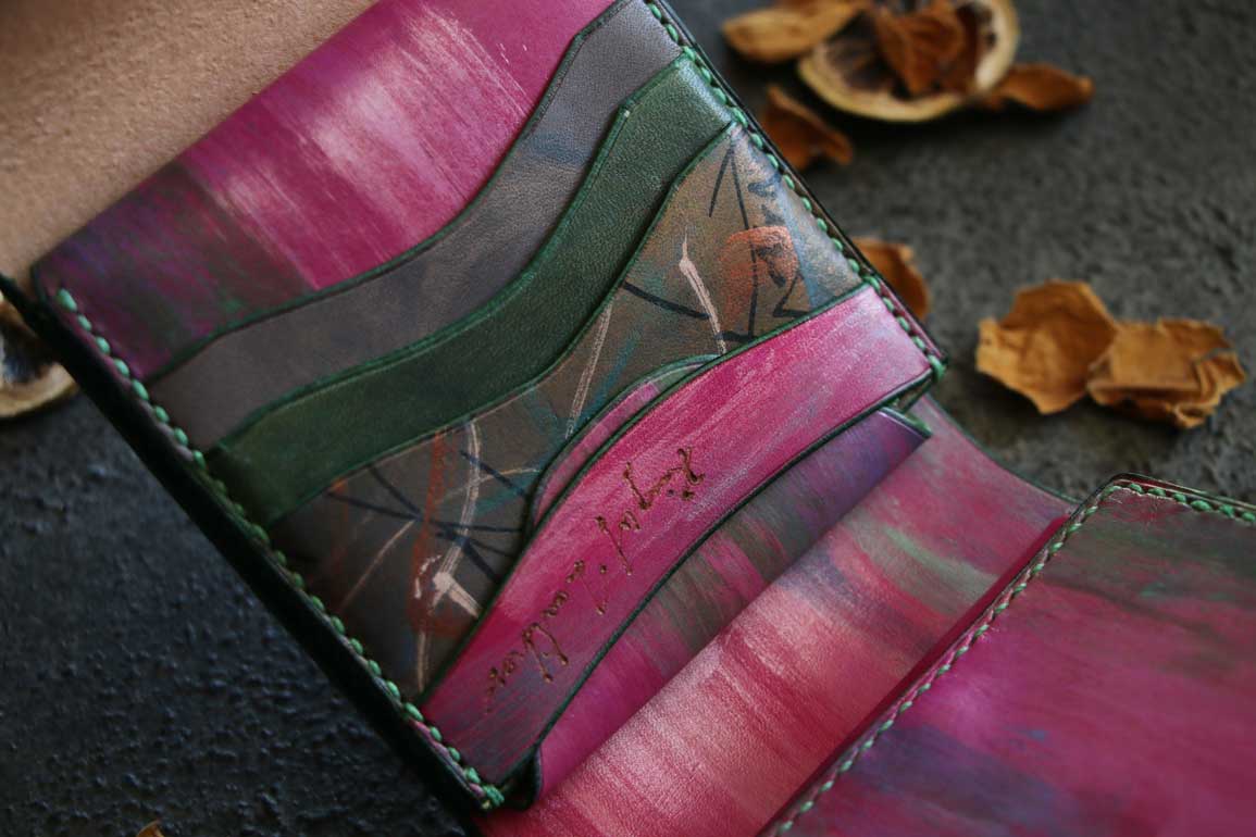 ピンクカラー革財布