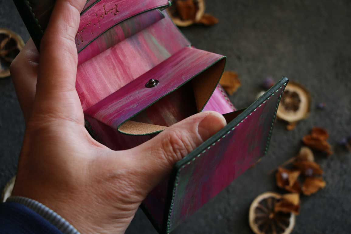 ピンクカラー革財布