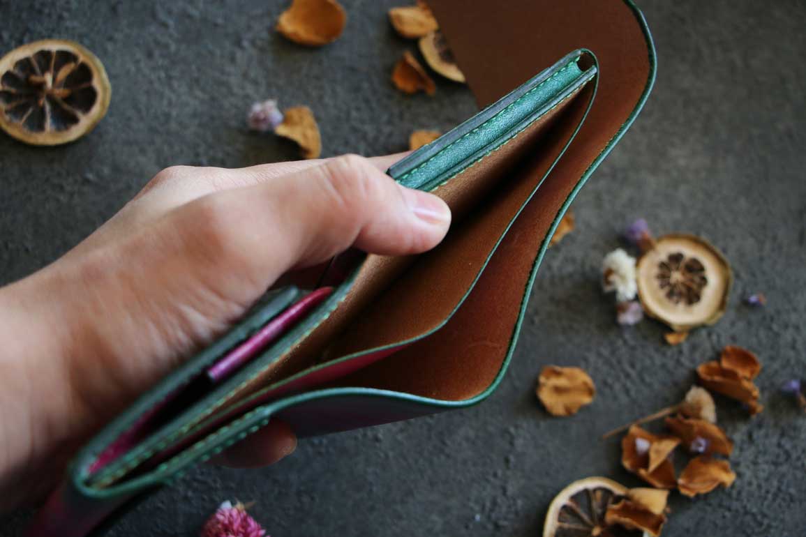 ピンクカラー革財布