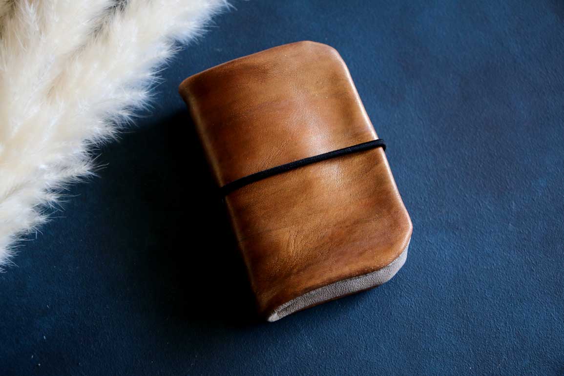 スマートキーとカードが入るトラベラーズノートのようなデザインキーケースゴールド