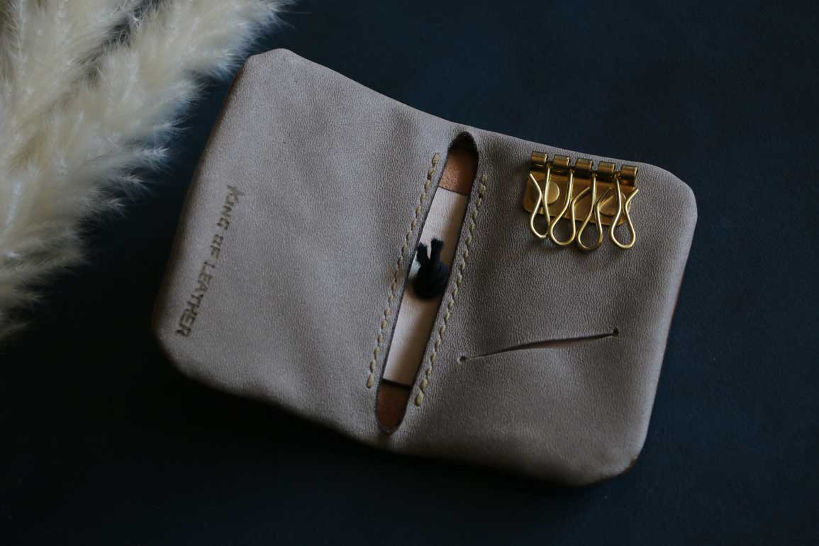 スマートキーとカードが入るトラベラーズノートのようなデザインキーケースゴールド