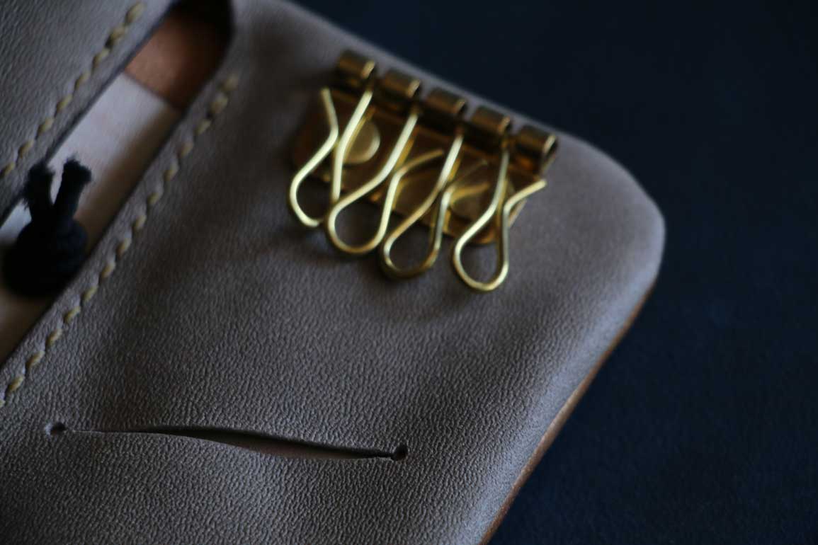 スマートキーとカードが入るトラベラーズノートのようなデザインキーケースゴールド