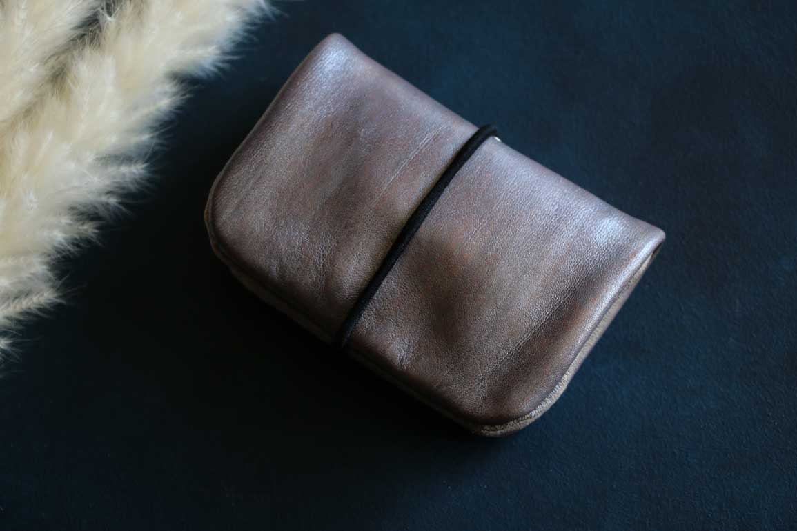 スマートキーとカードが入るトラベラーズノートのようなデザインキーケースシルバー