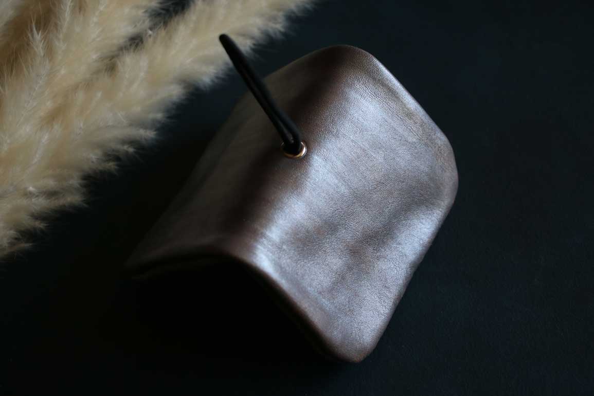 スマートキーとカードが入るトラベラーズノートのようなデザインキーケースシルバー