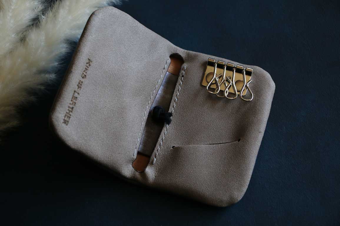 スマートキーとカードが入るトラベラーズノートのようなデザインキーケースシルバー