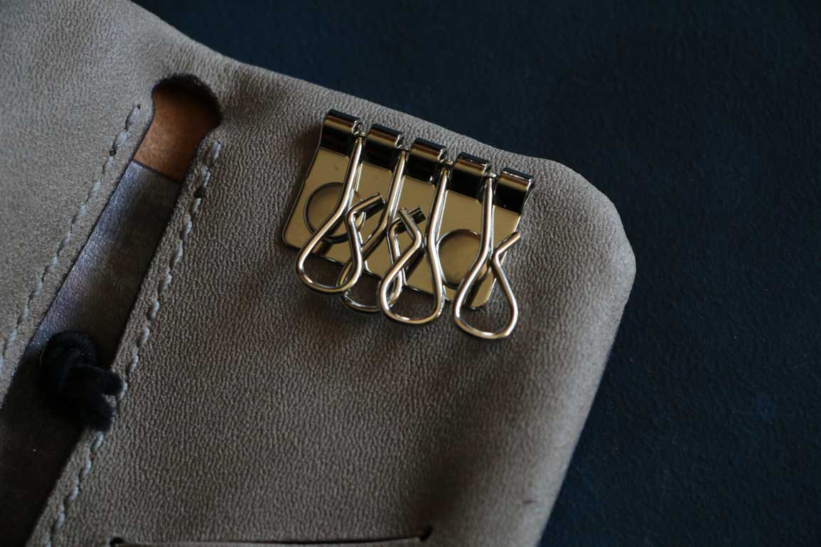 スマートキーとカードが入るトラベラーズノートのようなデザインキーケースシルバー