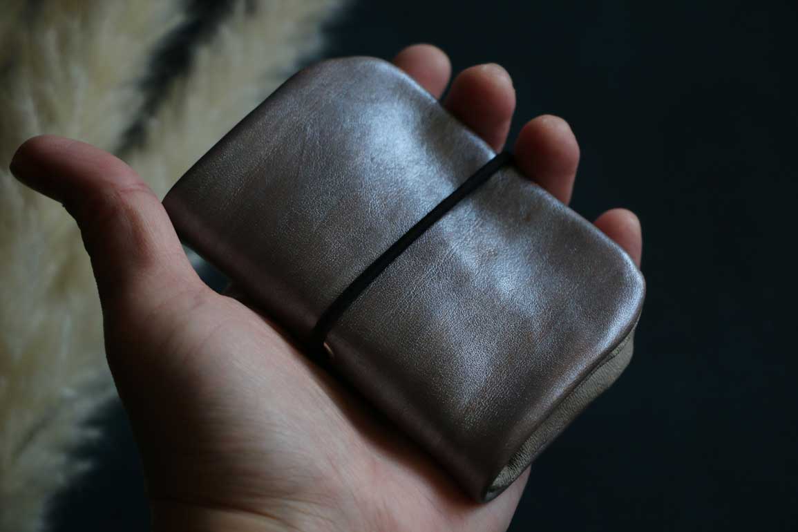 スマートキーとカードが入るトラベラーズノートのようなデザインキーケースシルバー