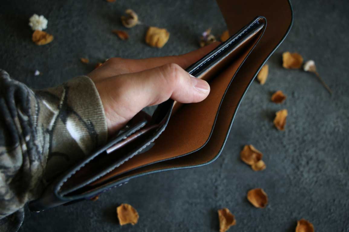 シルバーブラック革財布