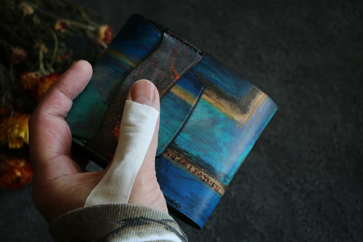 モダン個性的革染色ハーフウォレット