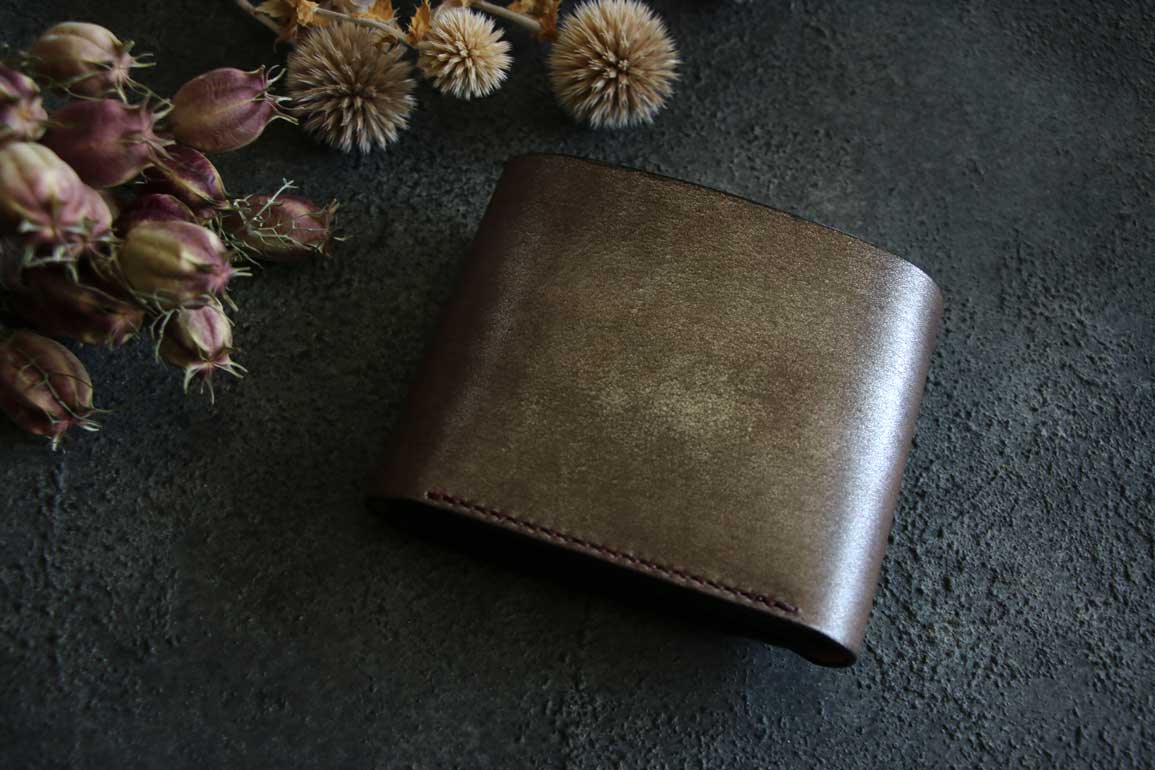 鈍く光るシルバー革財布