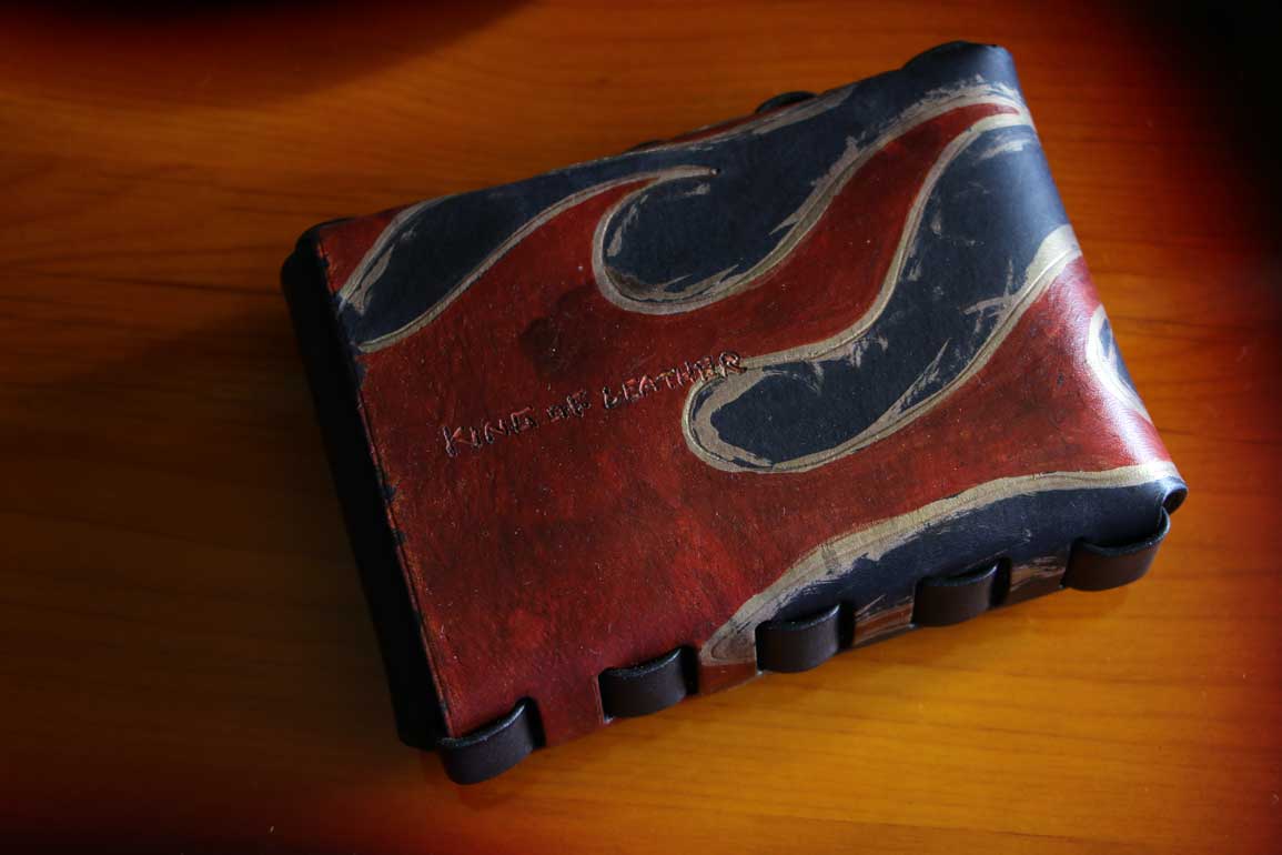 ファイヤーデザイン（フレイムパターン）を手染めで描いた一点物のLeather Pulse Unit。炎柄のアートレザー作品。