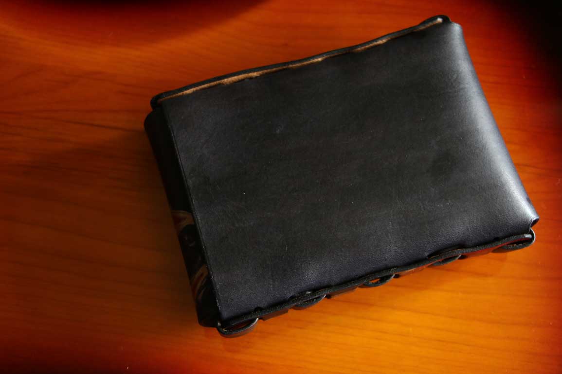 ファイヤーデザイン（フレイムパターン）を手染めで描いた一点物のLeather Pulse Unit。炎柄のアートレザー作品。