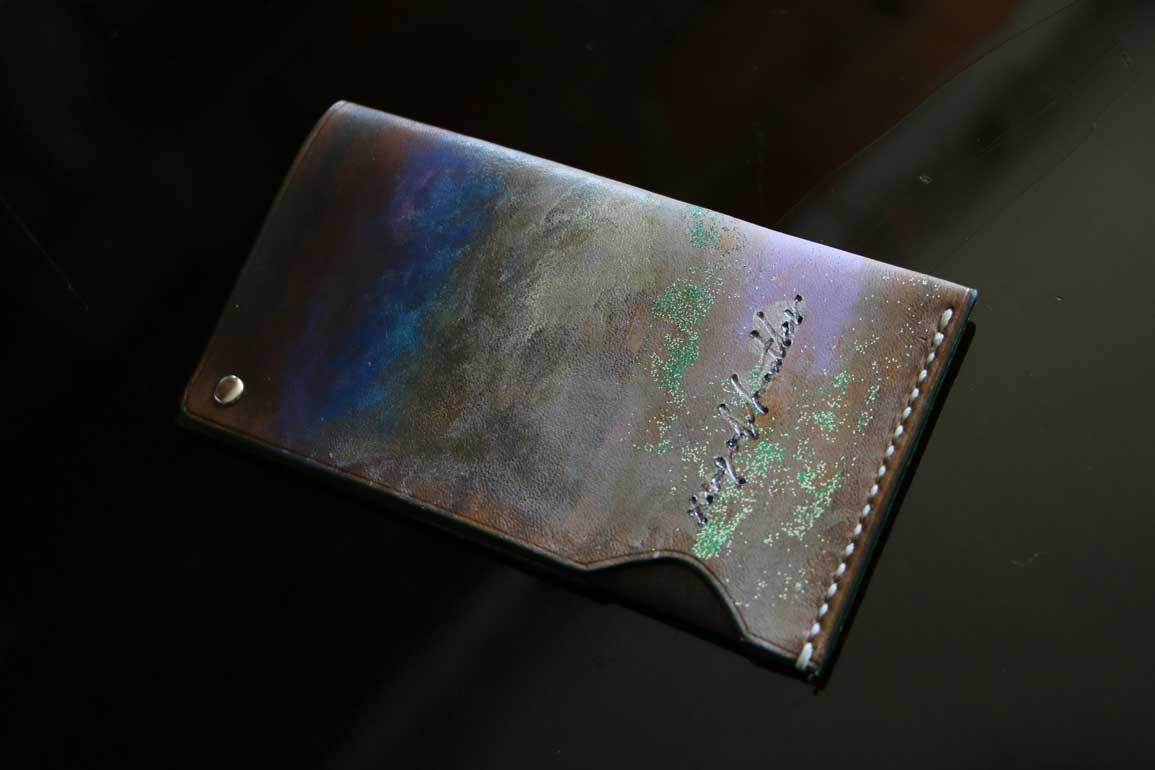 ブルーとエメラルドが幻想的に輝く一点物の手染めレザーカードケース「The Army Cardcase」
