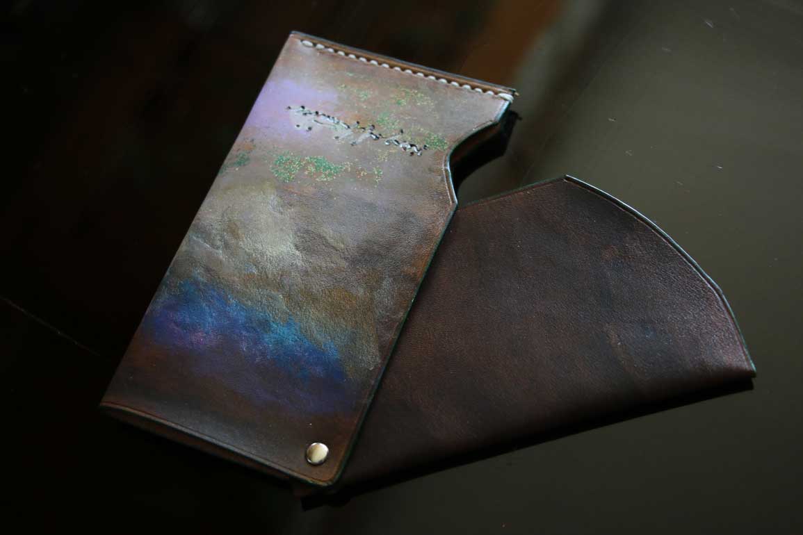 ブルーとエメラルドが幻想的に輝く一点物の手染めレザーカードケース「The Army Cardcase」