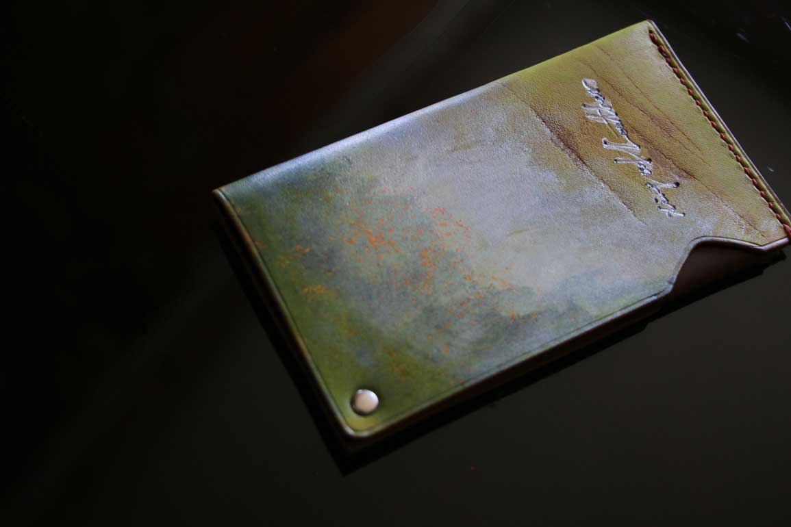 自然の風景を思わせるオリーブグリーンの一点物レザーカードケース「The Army Cardcase」