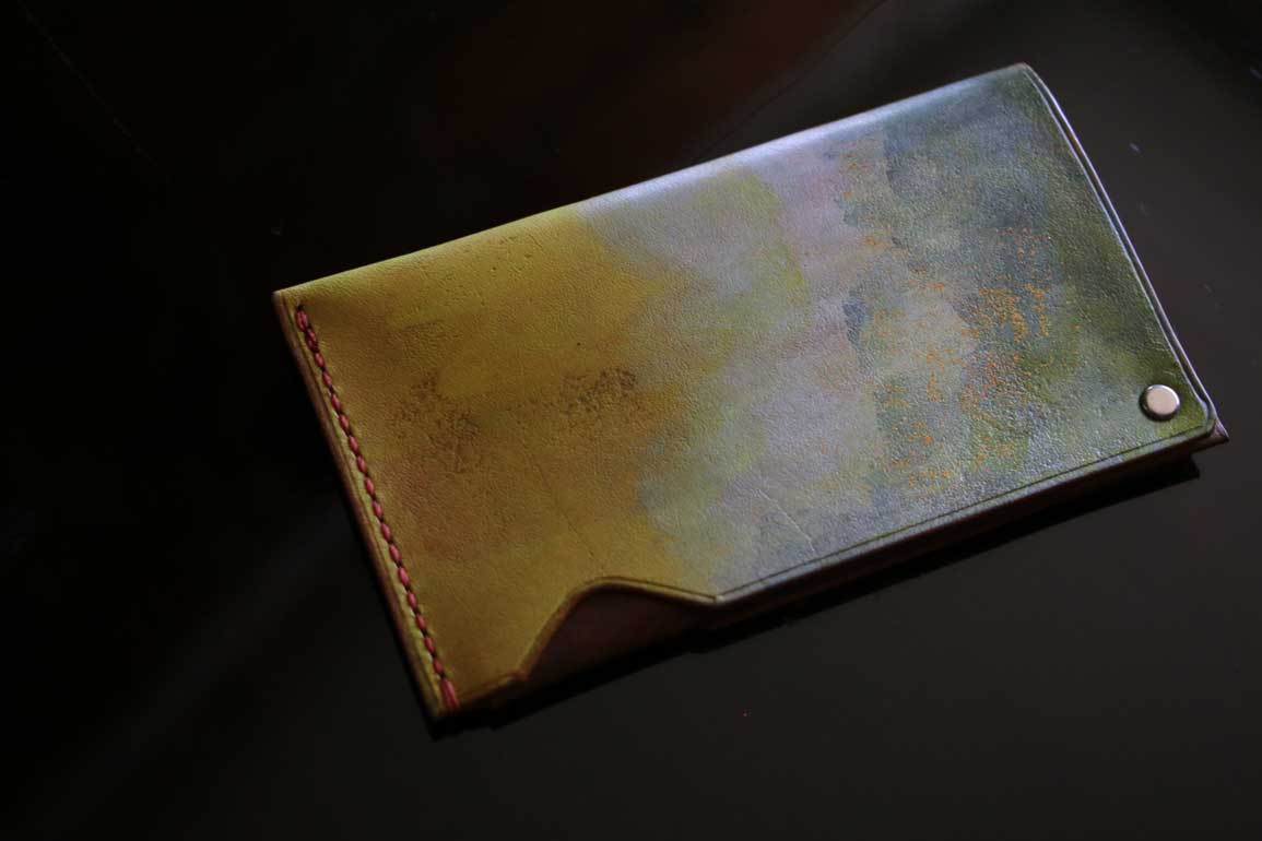 自然の風景を思わせるオリーブグリーンの一点物レザーカードケース「The Army Cardcase」
