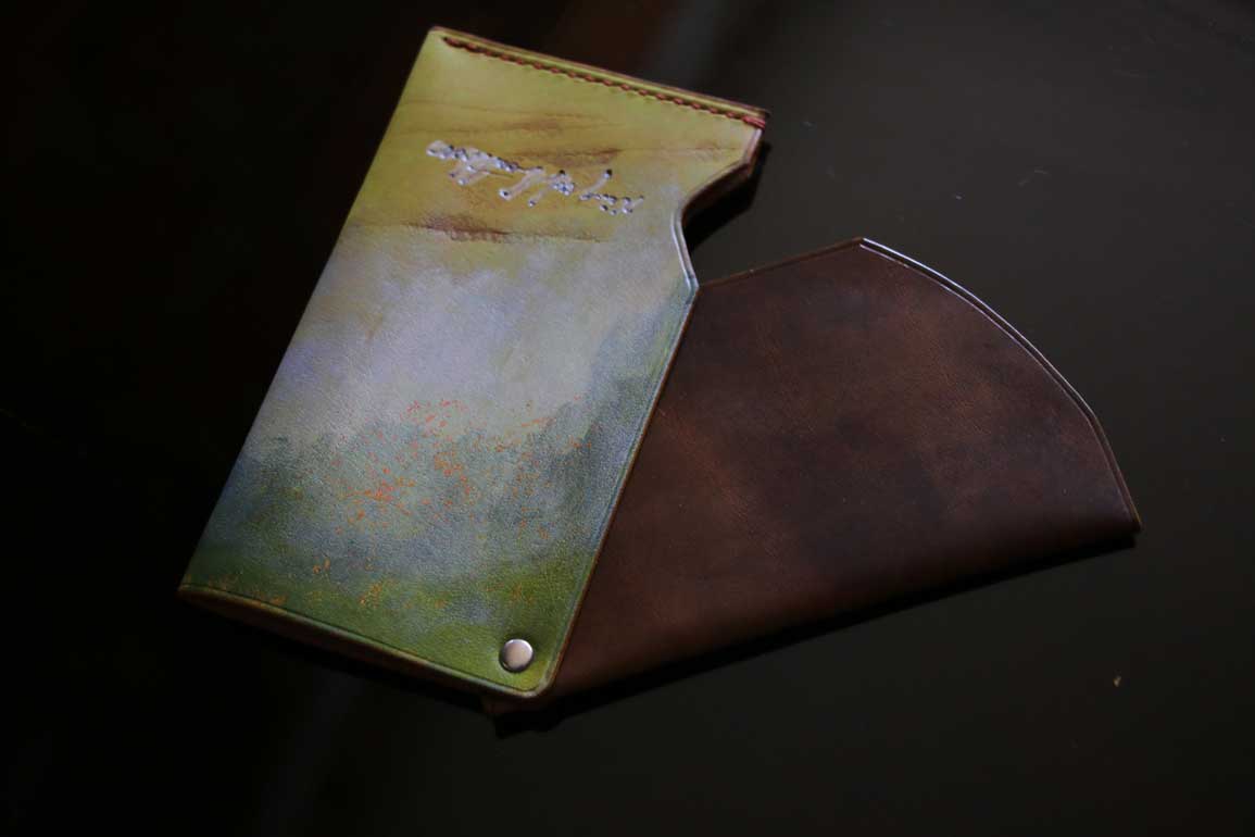自然の風景を思わせるオリーブグリーンの一点物レザーカードケース「The Army Cardcase」