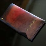 深紅からネイビーへと染め上げた一点物の手染めレザーカードケース「The Army Cardcase」