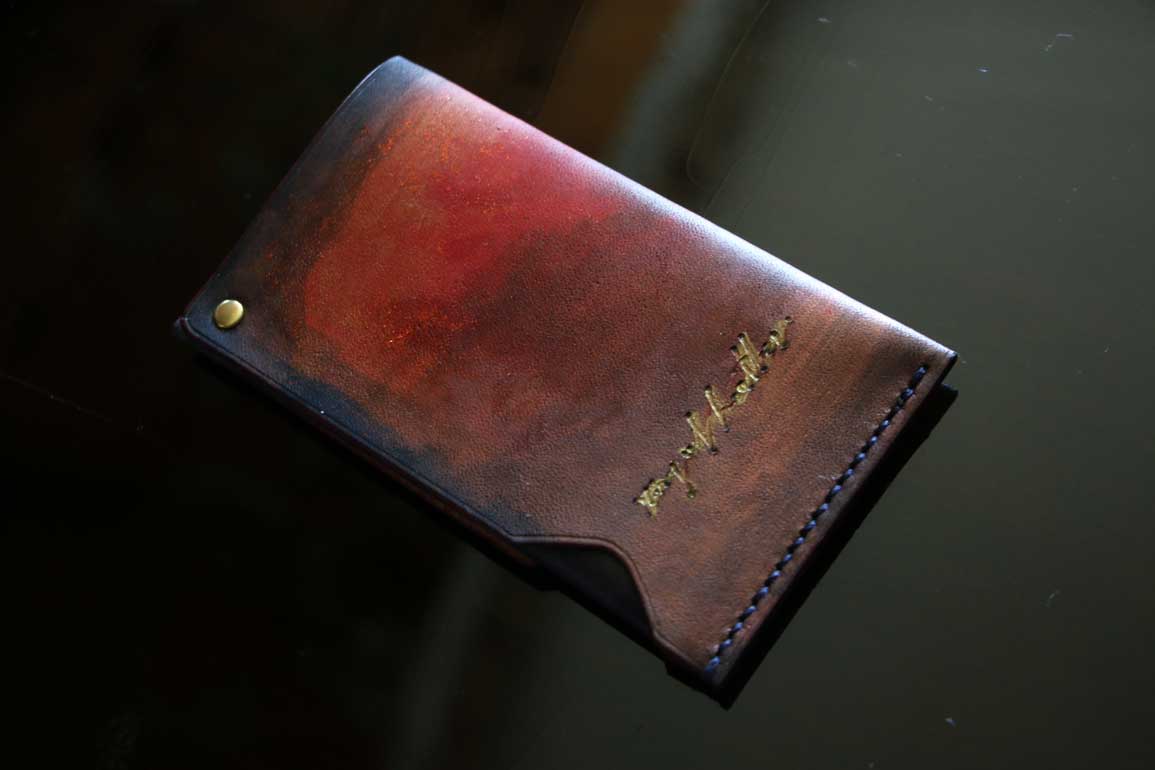 深紅からネイビーへと染め上げた一点物の手染めレザーカードケース「The Army Cardcase」