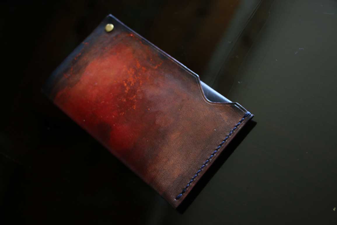 深紅からネイビーへと染め上げた一点物の手染めレザーカードケース「The Army Cardcase」