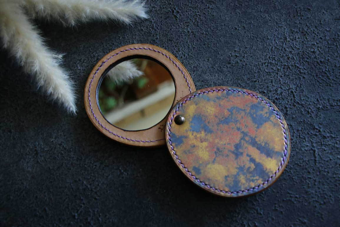 ゴールドとパープルが複雑に重なり合う一点物レザーコンパクトミラー Balloon Mirror