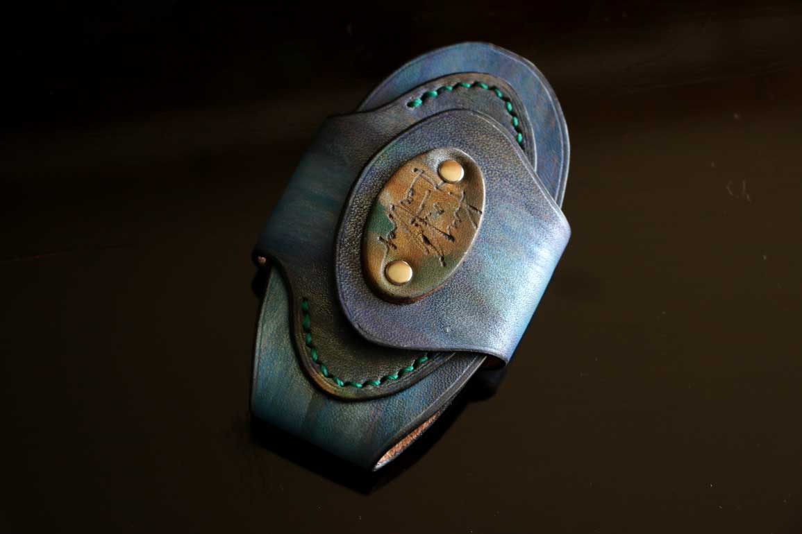 深いブルーグリーンのグラデーションが美しい一点物The Egg Key Case。回転式レザーキーケース。