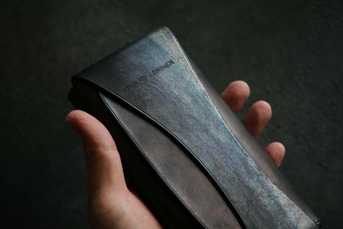 シルバーブルーの光が流れる一点もの「The Organic Line Wallet」｜金具を使わない本革コンパクト長財布