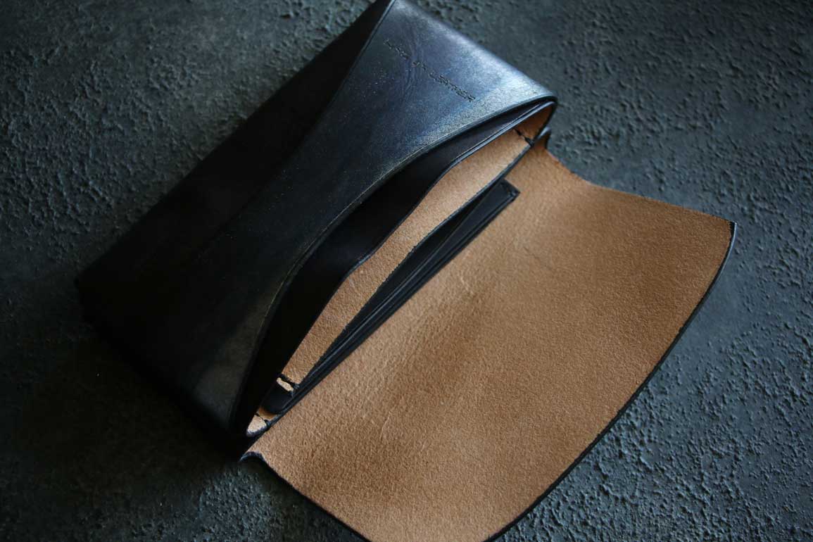 シルバーブルーの光が流れる一点もの「The Organic Line Wallet」｜金具を使わない本革コンパクト長財布