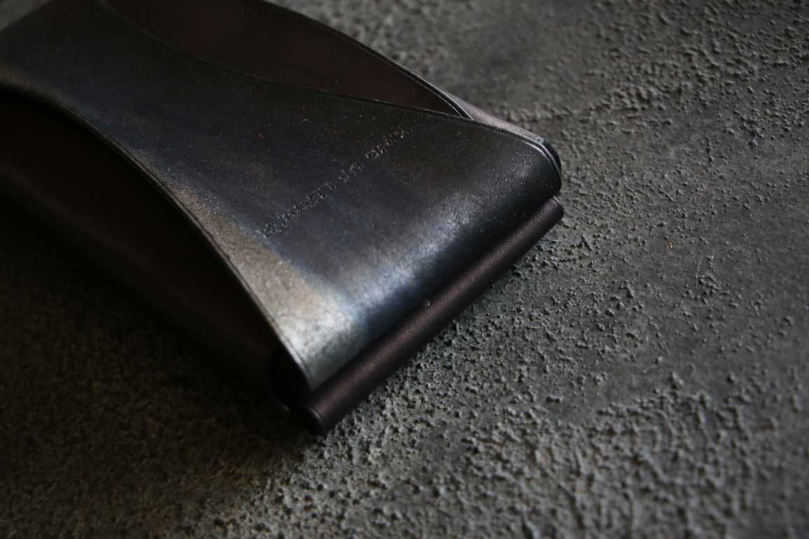 シルバーブルーの光が流れる一点もの「The Organic Line Wallet」｜金具を使わない本革コンパクト長財布