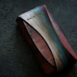 深紅にブルーグリーンの輝きが交差する一点もの「The Organic Line Wallet」|金具を使わない本革コンパクト長財布