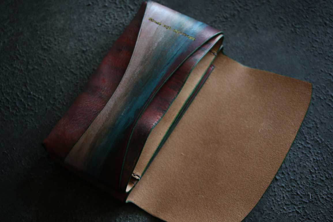 深紅にブルーグリーンの輝きが交差する一点もの「The Organic Line Wallet」｜金具を使わない本革コンパクト長財布