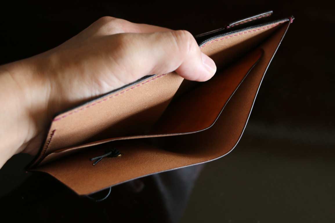 重厚感あふれる色合いに染色したレザーハーフウォレット