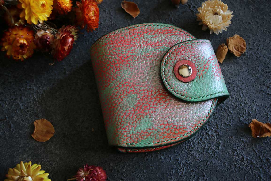 ピンクとミントのヴィンテージカラーが特徴的な一点もののレザーコンパクトウォレット
