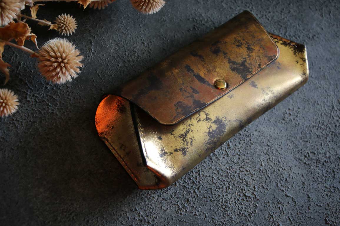 金箔アンティークゴールドとブラックのヴィンテージ模様が魅力のThe Coron Pencilcase