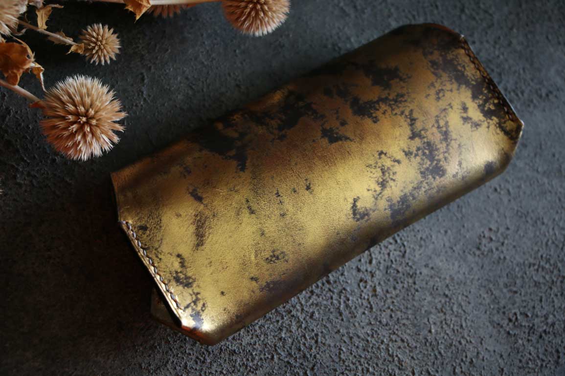 金箔アンティークゴールドとブラックのヴィンテージ模様が魅力のThe Coron Pencilcase