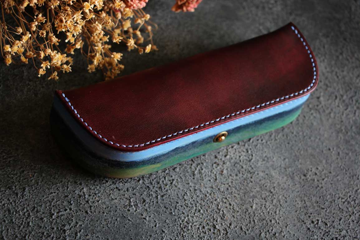 ワインレッドとブルーグリーンのコントラストが美しいThe Crescent Moon Pencilcase
