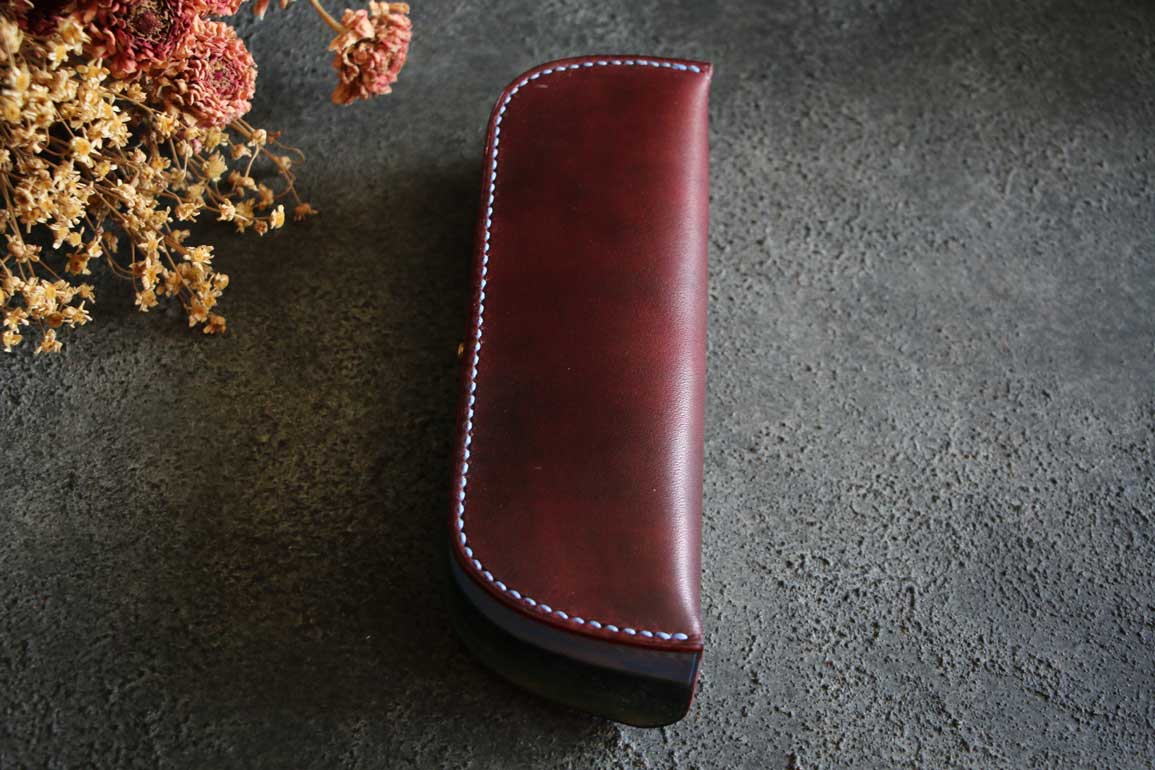 ワインレッドとブルーグリーンのコントラストが美しいThe Crescent Moon Pencilcase