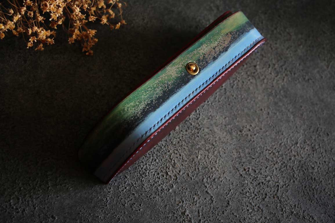 ワインレッドとブルーグリーンのコントラストが美しいThe Crescent Moon Pencilcase