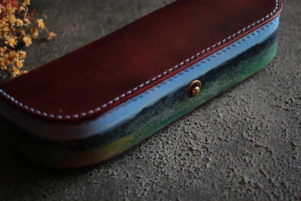 ワインレッドとブルーグリーンのコントラストが美しいThe Crescent Moon Pencilcase