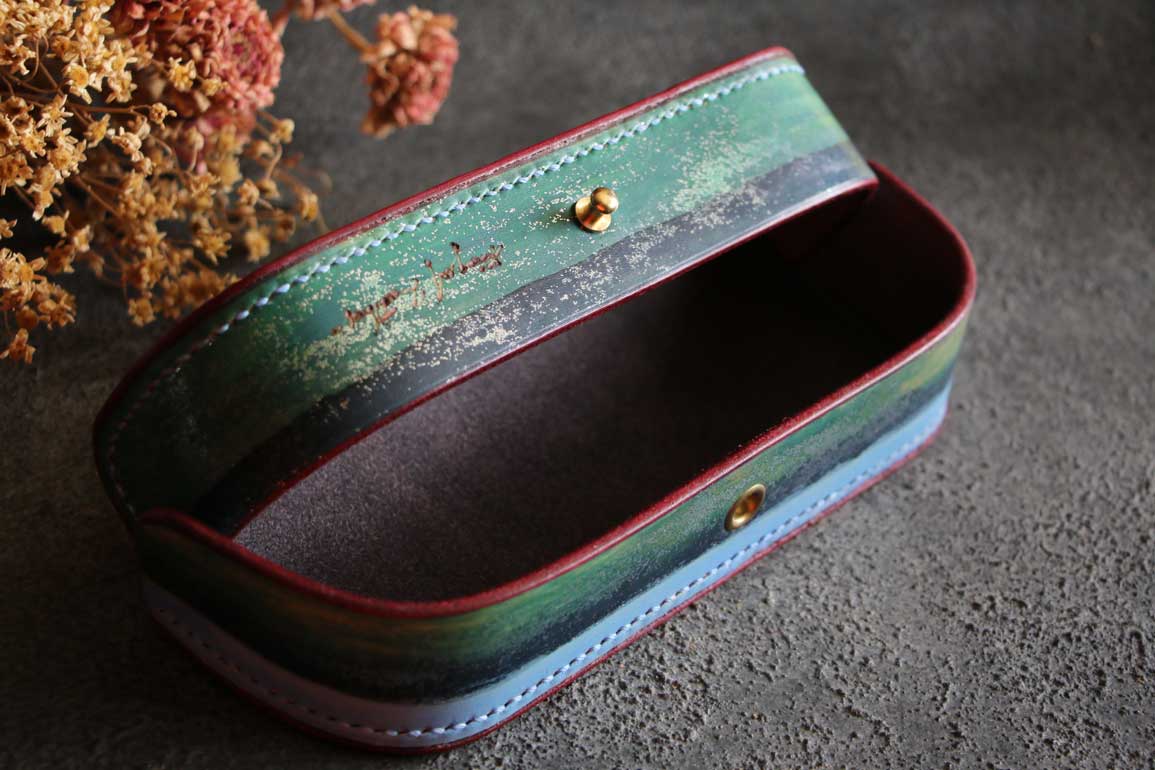 ワインレッドとブルーグリーンのコントラストが美しいThe Crescent Moon Pencilcase