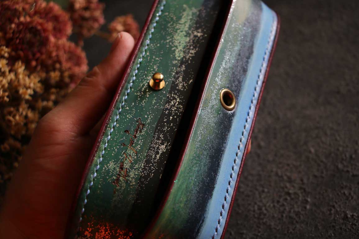 ワインレッドとブルーグリーンのコントラストが美しいThe Crescent Moon Pencilcase