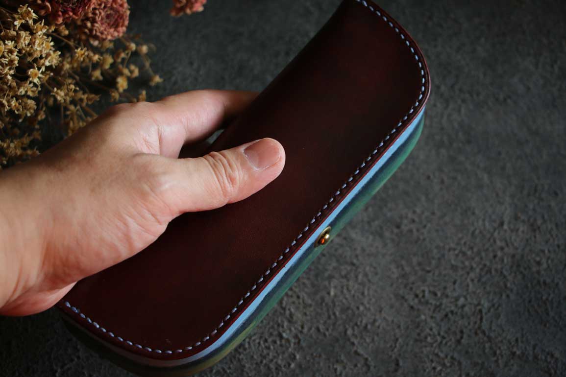 ワインレッドとブルーグリーンのコントラストが美しいThe Crescent Moon Pencilcase