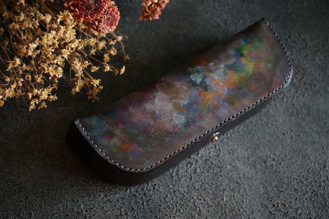 さまざまな色彩が重なり合うヴィンテージ調のThe Crescent Moon Pencilcase